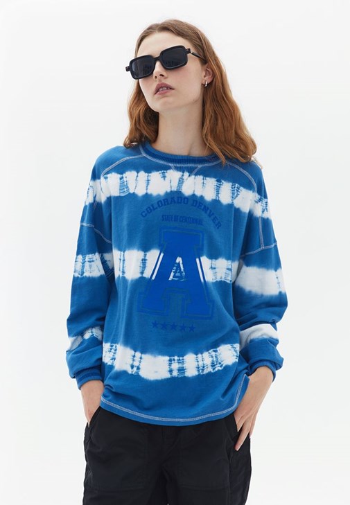 Baskılı Sweatshirt ve Denim Pantolon Kombini