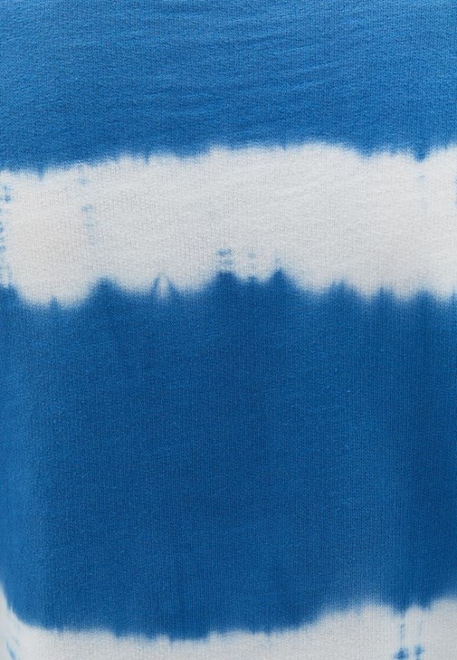 Baskılı Sweatshirt ve Denim Pantolon Kombini