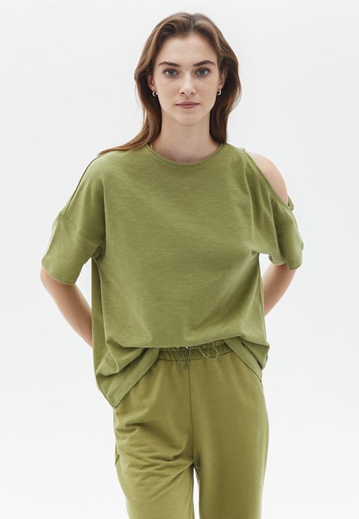 Cut-Out Detaylı Tişört ve Yumuşak Dokulu Pantolon Kombini