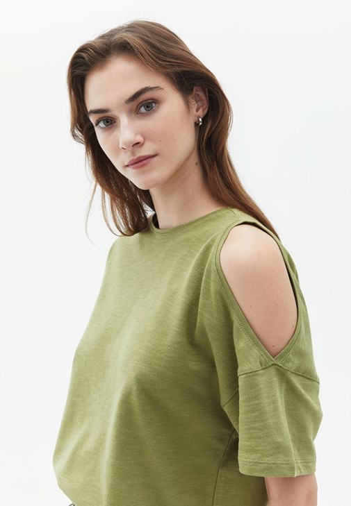 Cut-Out Detaylı Tişört ve Yumuşak Dokulu Pantolon Kombini