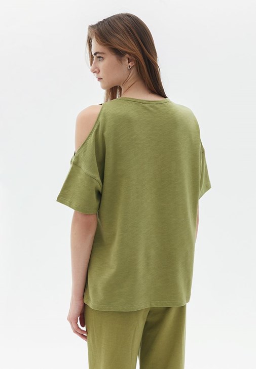 Cut-Out Detaylı Tişört ve Yumuşak Dokulu Pantolon Kombini