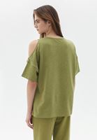 Cut-Out Detaylı Tişört ve Yumuşak Dokulu Pantolon Kombini