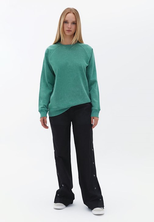 Yıkamalı Sweatshirt ve Denim Pantolon Kombini