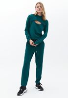 Cut-Out Detaylı Sweatshirt ve Carrot-Fit Pantolon Kombini