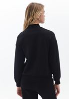 Cut-Out Detaylı Sweatshirt ve Yüksek Bel Pantolon Kombini