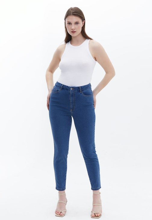 Curvy Denim Pantolon ve Uzun Kollu Tişört Kombini