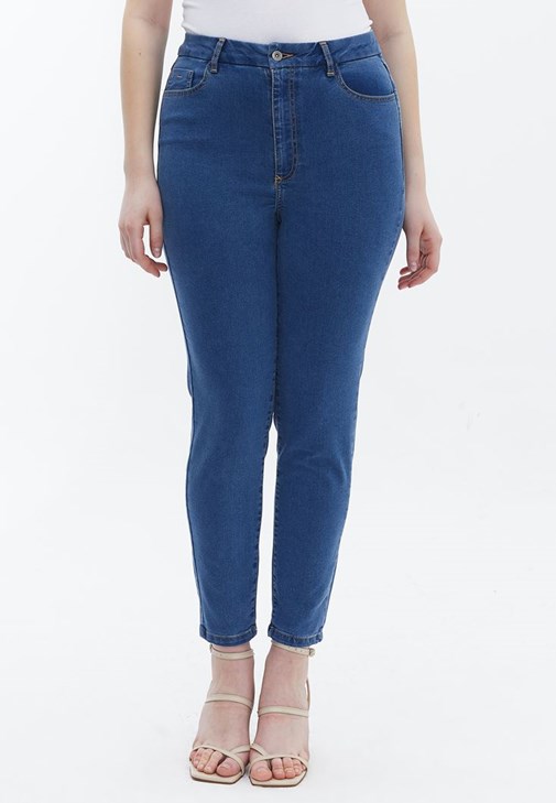 Curvy Denim Pantolon ve Uzun Kollu Tişört Kombini