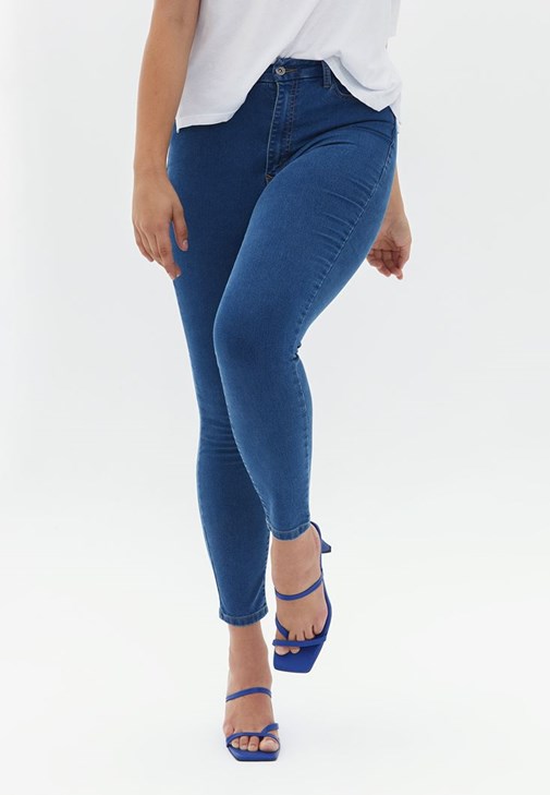 Curvy Denim Pantolon ve Uzun Kollu Tişört Kombini