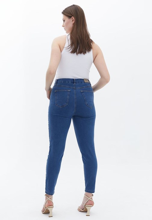 Curvy Denim Pantolon ve Uzun Kollu Tişört Kombini