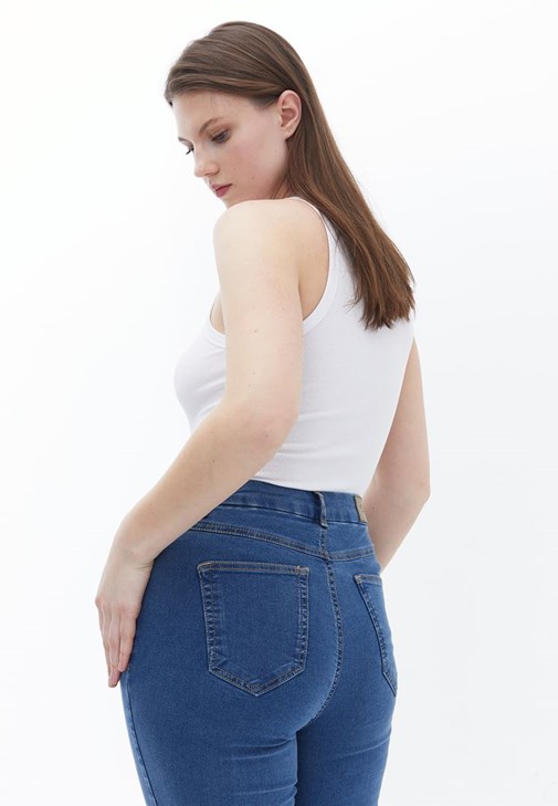 Curvy Denim Pantolon ve Uzun Kollu Tişört Kombini