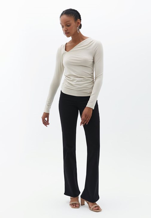 Tencel Pantolon ve Asimetrik Yaka Bluz Kombini