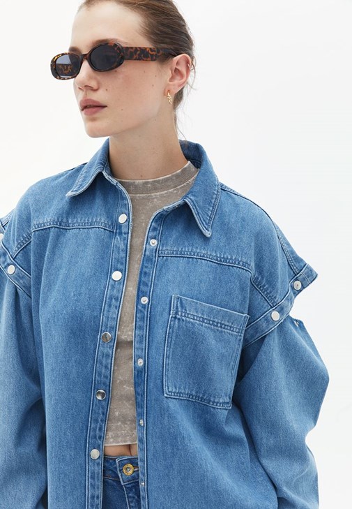 Oversize Denim Gömlek ve Crop Top Kombini