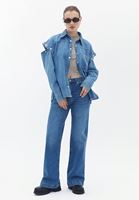 Oversize Denim Gömlek ve Crop Top Kombini