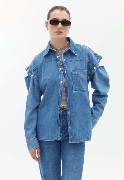 Oversize Denim Gömlek ve Crop Top Kombini