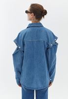 Oversize Denim Gömlek ve Crop Top Kombini