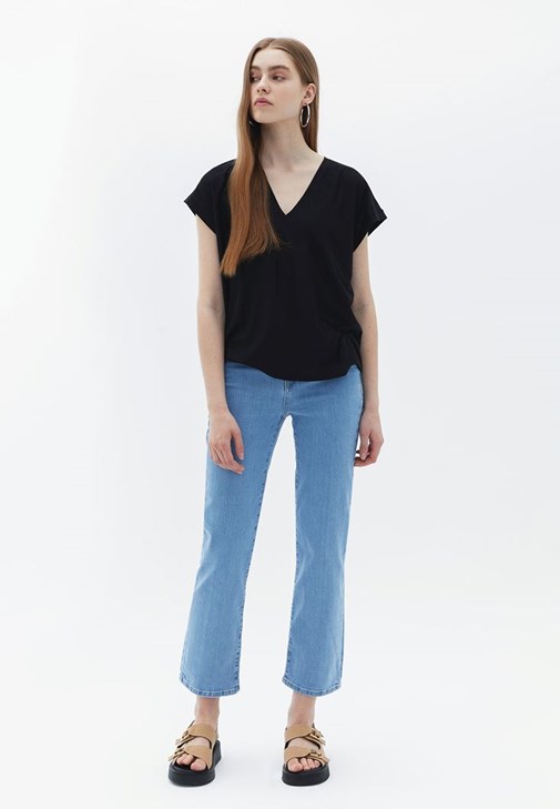 Denim Pantolon ve Modal Tişört Kombini