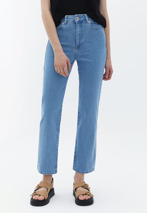 Denim Pantolon ve Modal Tişört Kombini