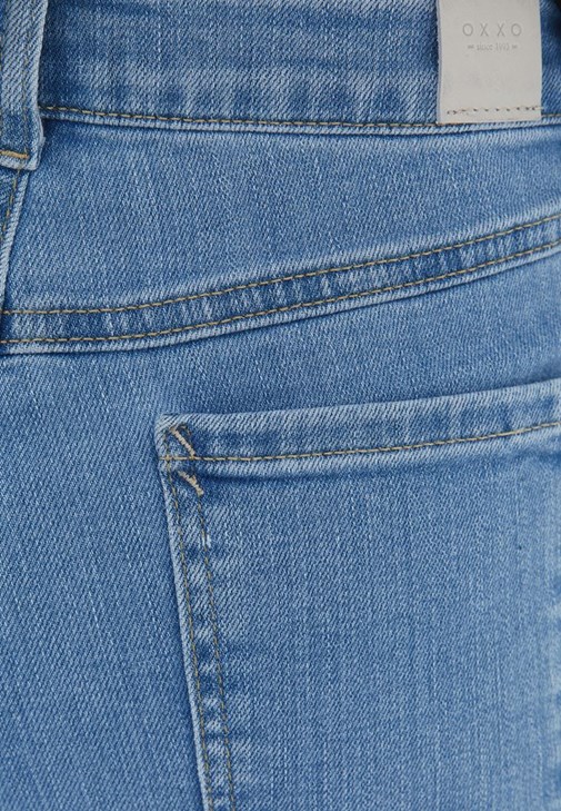 Denim Pantolon ve Modal Tişört Kombini