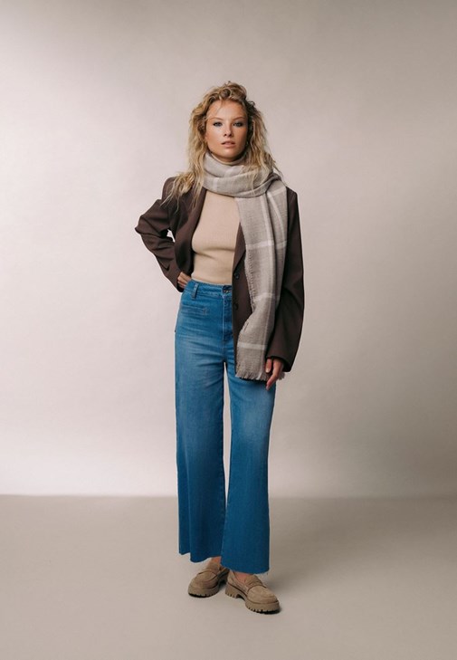 Denim Pantolon ve Crop Bluz Kombini