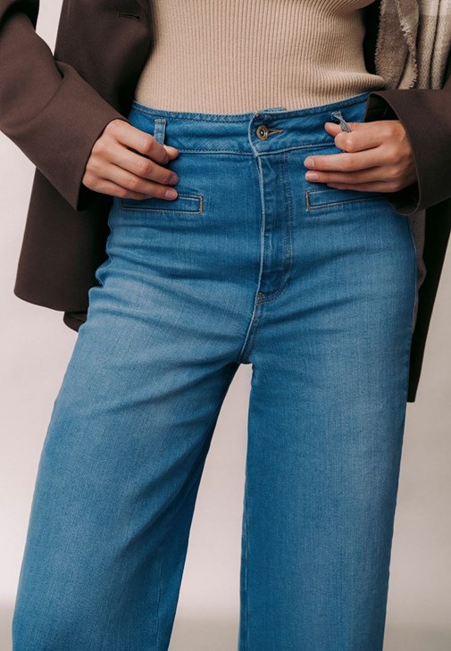 Denim Pantolon ve Crop Bluz Kombini