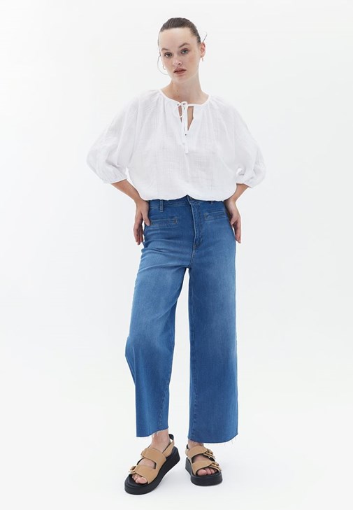 Denim Pantolon ve Crop Bluz Kombini