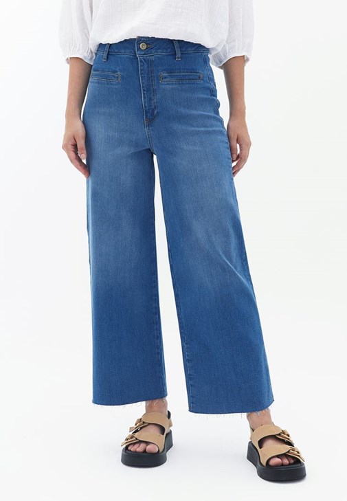 Denim Pantolon ve Crop Bluz Kombini