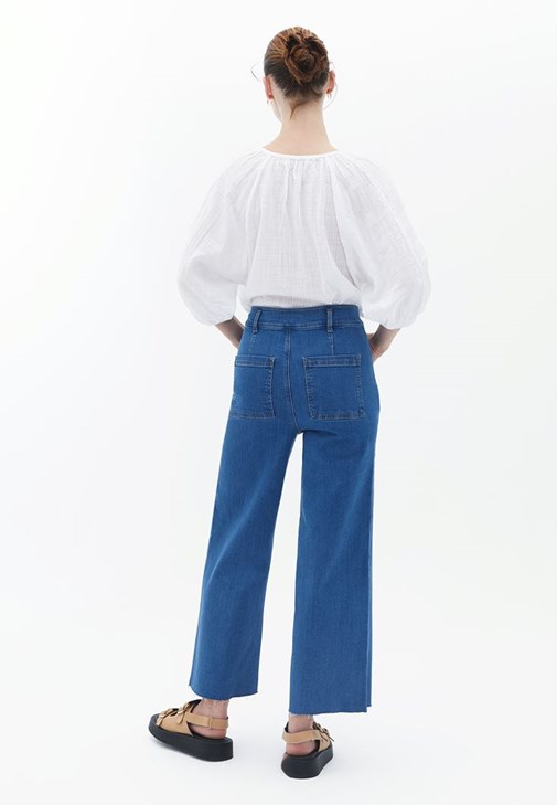 Denim Pantolon ve Crop Bluz Kombini