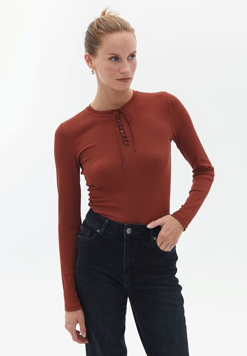 Bağlamalı Tişört ve Bootcut Pantolon Kombini