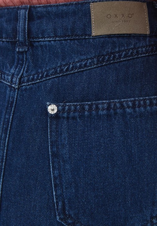 Uzun Denim Etek ve Kazak Kombini