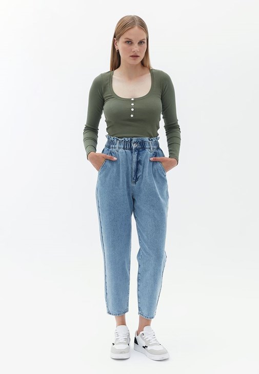 Baggy-Fit Denim Pantolon ve Crop Tişört Kombini