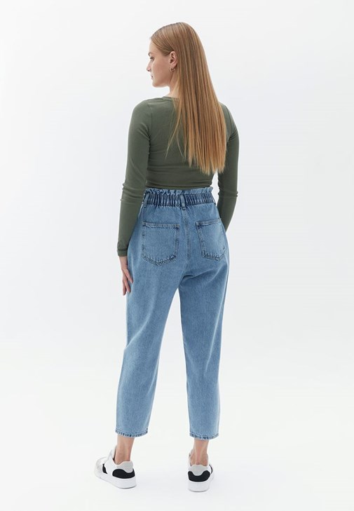 Baggy-Fit Denim Pantolon ve Crop Tişört Kombini