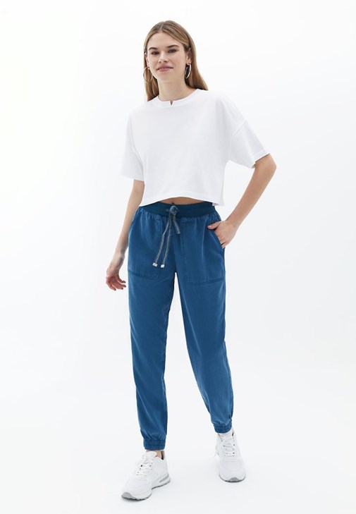 Orta Bel Jogger Pantolon ve Crop Tişört Kombini