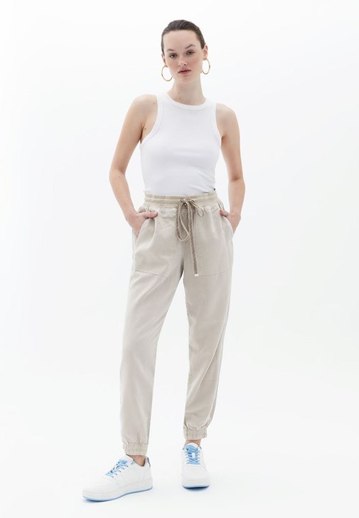 Crop Tişört ve Tencel Pantolon Kombini