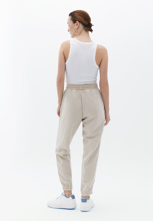 Crop Tişört ve Tencel Pantolon Kombini