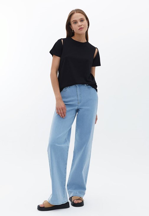 Oversize Tişört ve Wide-Leg Jean Kombini