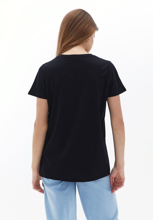Oversize Tişört ve Wide-Leg Jean Kombini