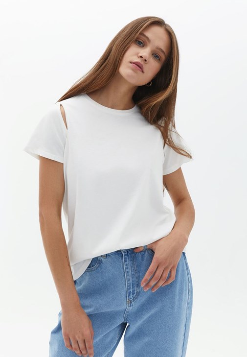 Oversize Tişört ve Yüksek Bel Jean Kombini