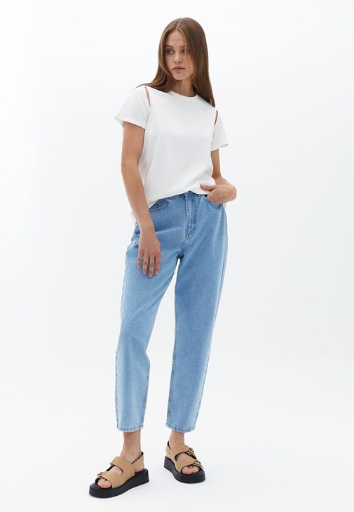 Oversize Tişört ve Yüksek Bel Jean Kombini