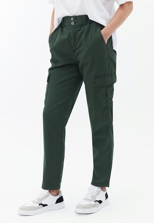 Carrot-Fit Pantolon ve Bol Tişört Kombini