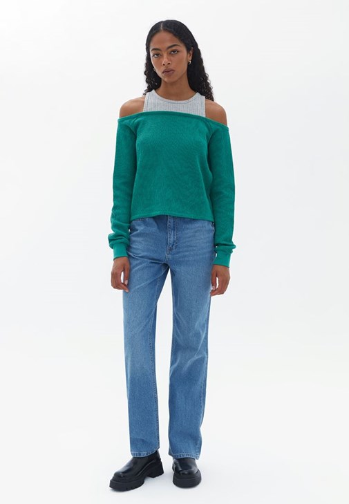 Kazak ve Mom-Fit Denim Pantolon Kombini