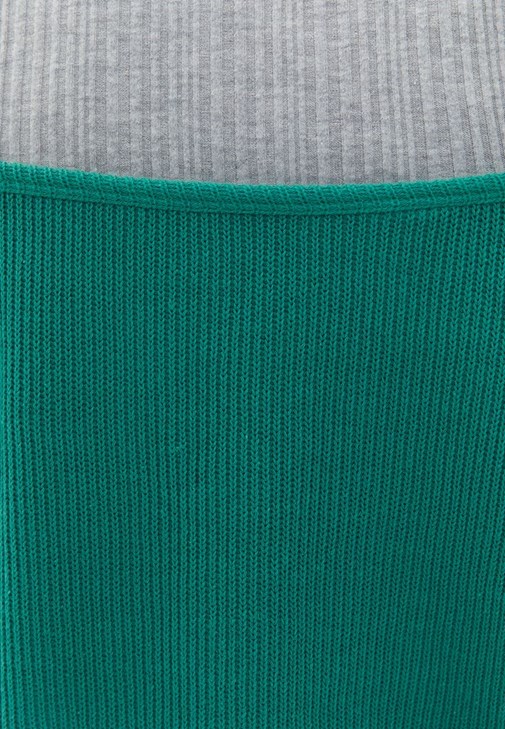 Kazak ve Mom-Fit Denim Pantolon Kombini