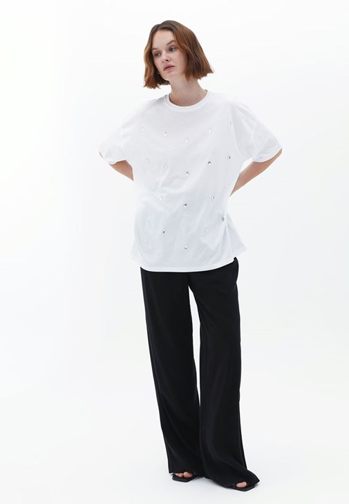 Taşlı Tişört ve Wide-Leg Pantolon Kombini