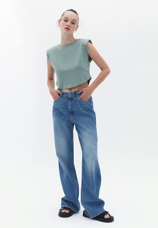 Crop Tişört ve Wide-Leg Pantolon Kombini