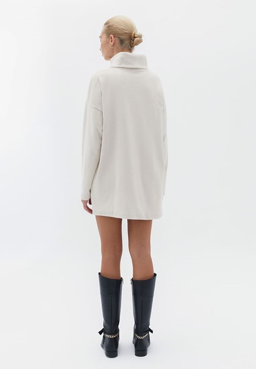 Oversize Elbise ve Çizme Kombini