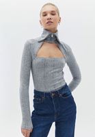 Cut-Out Detaylı Tişört ve Denim Pantolon Kombini