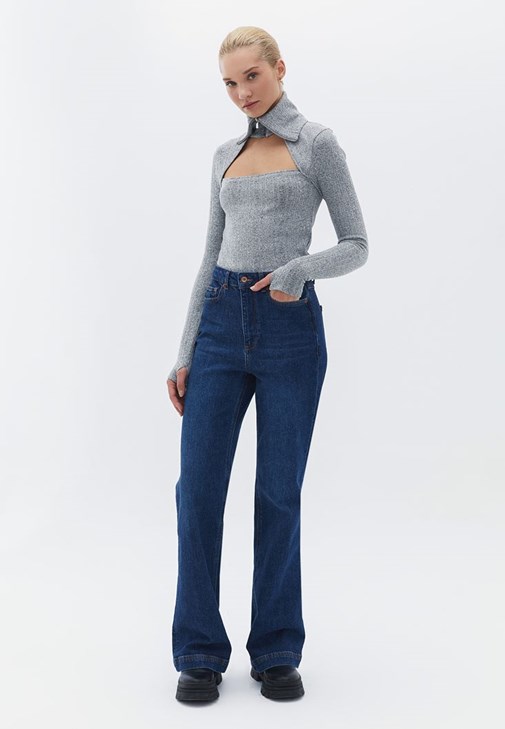 Cut-Out Detaylı Tişört ve Denim Pantolon Kombini