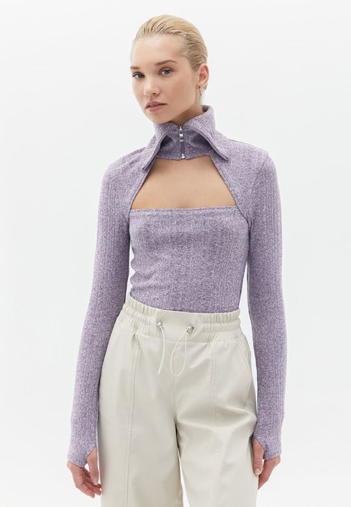 Cut-Out Detaylı Tişört ve Yüksek Bel Pantolon Kombini