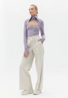 Cut-Out Detaylı Tişört ve Yüksek Bel Pantolon Kombini