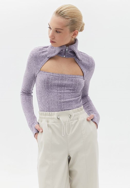 Cut-Out Detaylı Tişört ve Yüksek Bel Pantolon Kombini