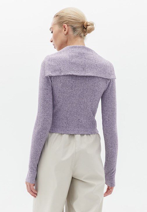 Cut-Out Detaylı Tişört ve Yüksek Bel Pantolon Kombini